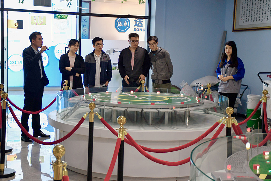 恒大地產(chǎn)領(lǐng)導(dǎo)考察送飛實業(yè)集團的留影紀(jì)念圖