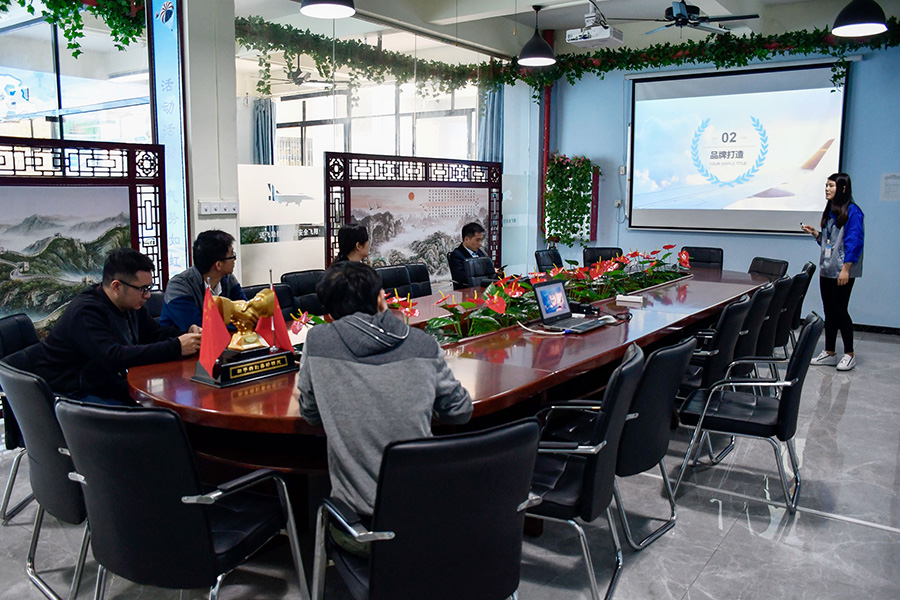 恒大地產(chǎn)領(lǐng)導(dǎo)考察送飛實業(yè)集團的留影紀(jì)念圖