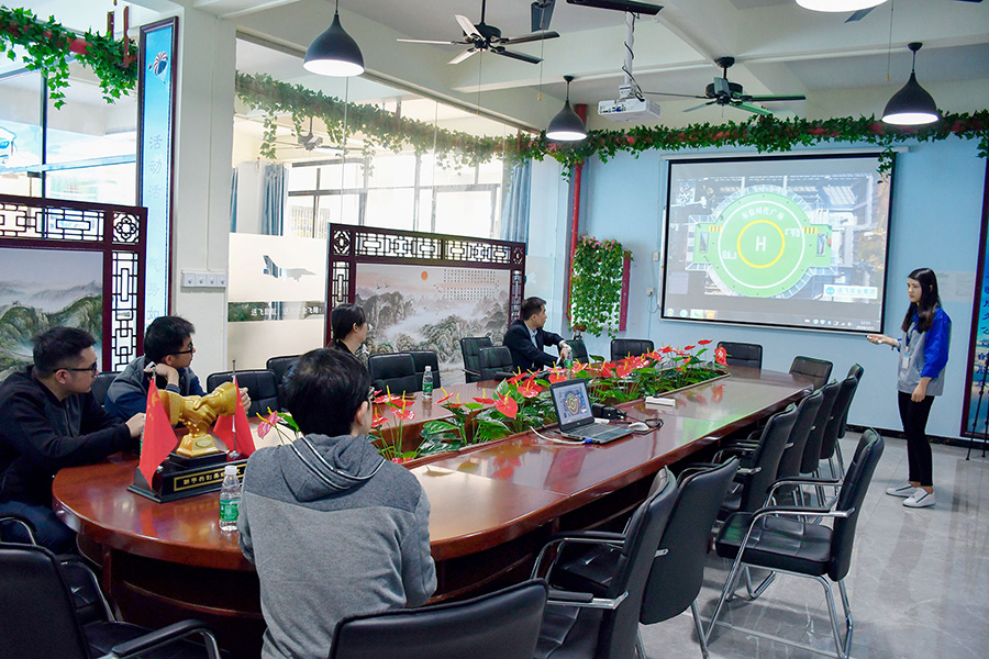 恒大地產(chǎn)領(lǐng)導(dǎo)考察送飛實業(yè)集團的留影紀(jì)念圖