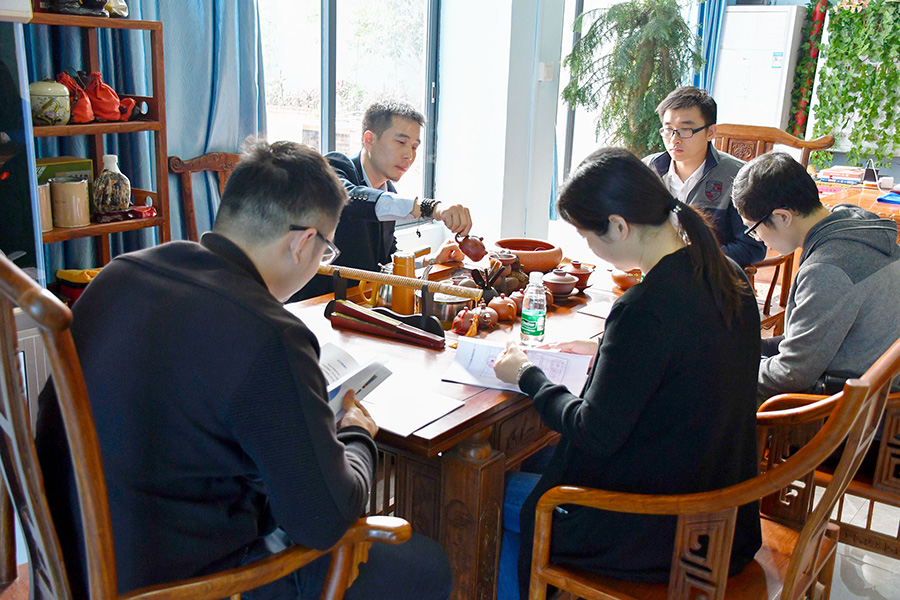 恒大地產(chǎn)領(lǐng)導(dǎo)考察送飛實業(yè)集團的留影紀(jì)念圖