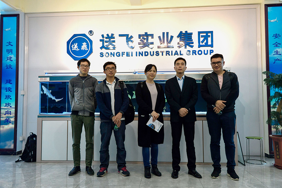 恒大地產(chǎn)領(lǐng)導(dǎo)考察送飛實業(yè)集團的留影紀(jì)念圖