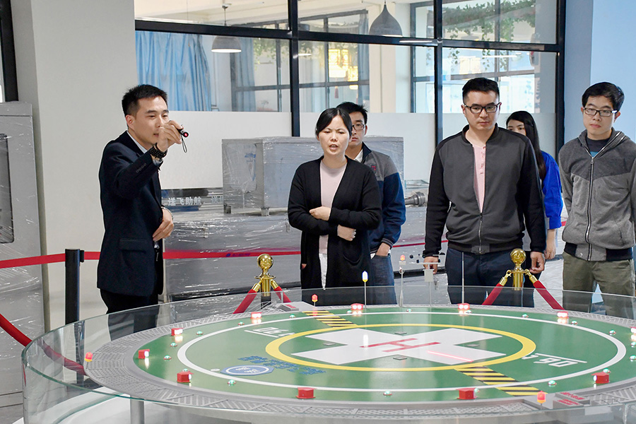 恒大地產(chǎn)領(lǐng)導(dǎo)考察送飛實業(yè)集團的留影紀(jì)念圖